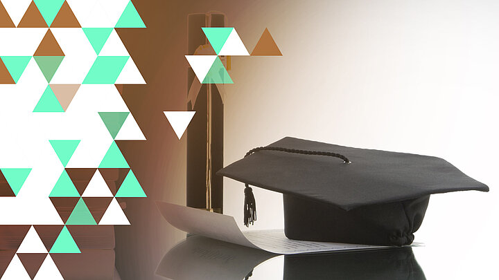 Zdjęcie czarnego biretu oraz dyplomu