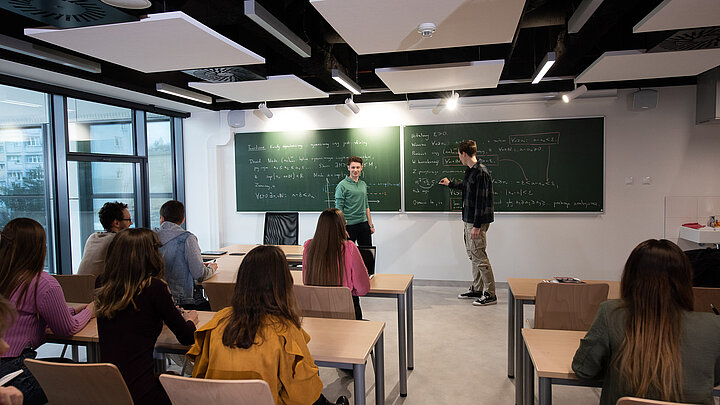 Studenci podczas zajęć w sali wykładowej.